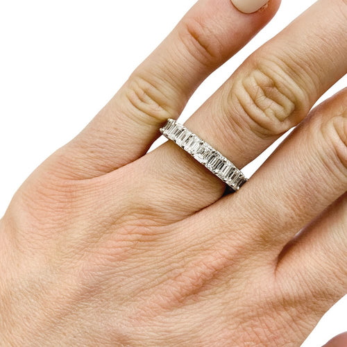 Bague 52 Alliance diamants taille émeraude en or blanc. 58 Facettes 31512