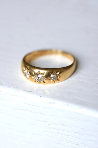 Bague jonc victorienne en or jaune 18Kt et trois diamants 58 Facettes