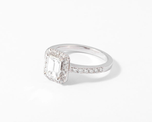 Bague Bague solitaire en or gris ornée d'un diamant taille émeraude 58 Facettes