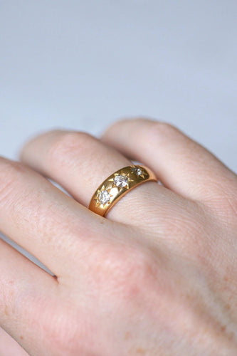Bague jonc victorienne en or jaune 18Kt et trois diamants 58 Facettes