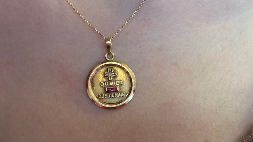 Pendentif AUGIS Médaille or 58 Facettes 096421021633