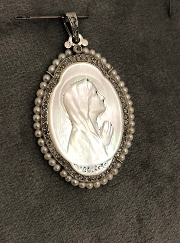 Pendentif Pendentif nacre, diamants, perles 58 Facettes 38