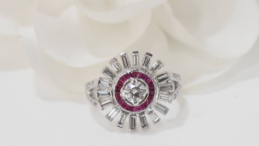 Bague 53.5 Bague ancienne en or blanc, rubis et diamants 58 Facettes 32001