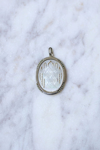 Pendentif Médaille ancienne Art Déco Vierge sur nacre, or blanc, et perles 58 Facettes