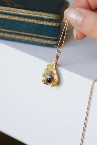 Pendentif Pendentif feuille et insecte ancien en or et grenat 58 Facettes