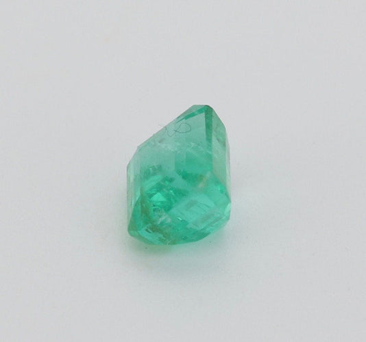 Gemstone Certificat Emeraude 0.66cts GFCO 58 Facettes 178