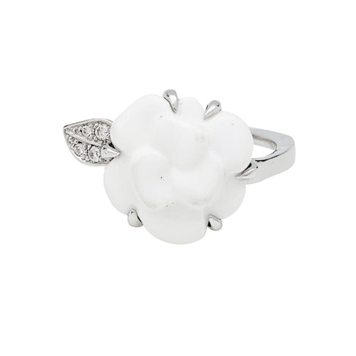Bague 50 Bague Chanel "Camélia" en or blanc, agate blanche et diamants. 58 Facettes 30917