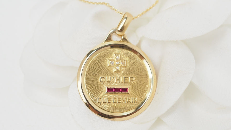 Pendentif AUGIS - Collier médaille d'amour Or jaune Diamants 58 Facettes 31912