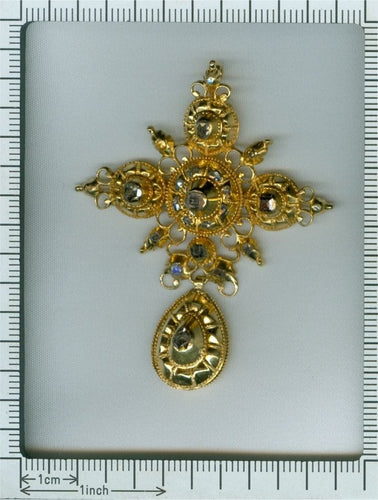 Pendentif Croix en or et diamants 58 Facettes 07162-0181