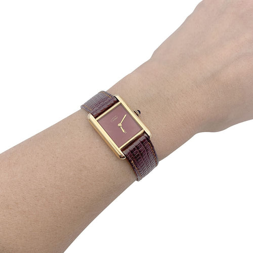 Montre Montre Cartier "Tank Must" argent plaqué or, cadran laqué rouge. 58 Facettes 33540