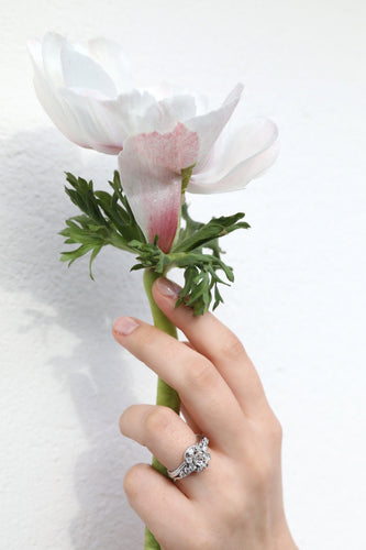 Bague Bague platine, or gris et diamants "Marguerite Sublime" 58 Facettes 1760