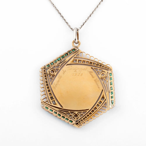 Pendentif Médaille ajourée en or gris et diamant représentent la vierge et l'enfant 58 Facettes