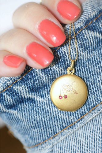 Pendentif Médaillon ancien Hirondelle et Cerises 58 Facettes
