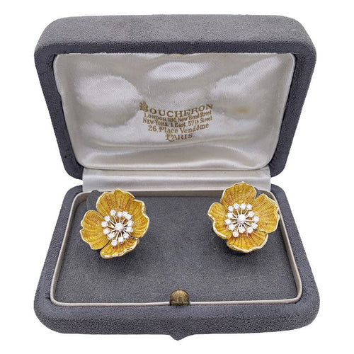Boucles d'oreilles Boucheron - Boucles d'oreilles églantine, émail et diamants. 58 Facettes 32505