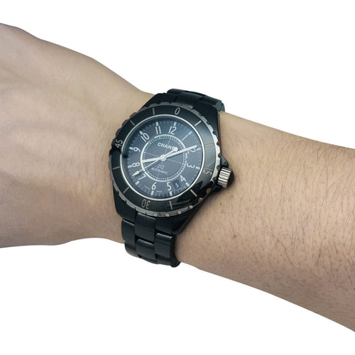 Montre Montre Chanel modèle "J12" en céramique noire et acier. 58 Facettes 30627