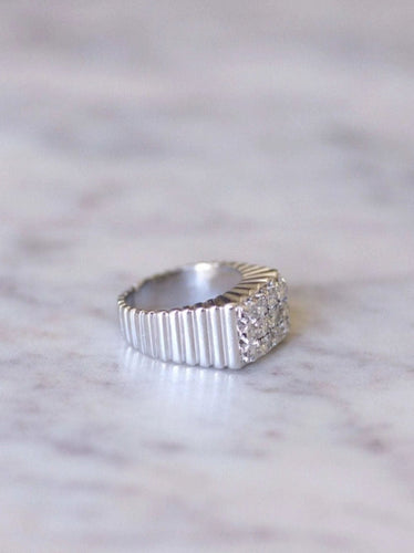 Bague chevalière godrons Art Deco diamants 58 Facettes