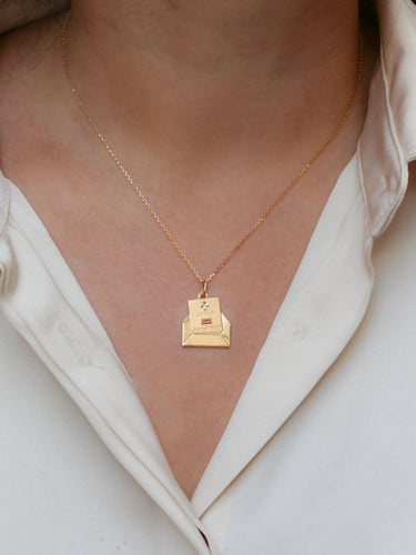 Pendentif Médaille Augis lettre d’amour or et rubis, Plus qu’hier moins que demain 58 Facettes 921