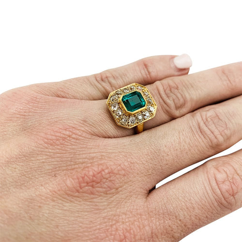 Bague 48 Bague en or jaune, émeraude et diamants. 58 Facettes 30985