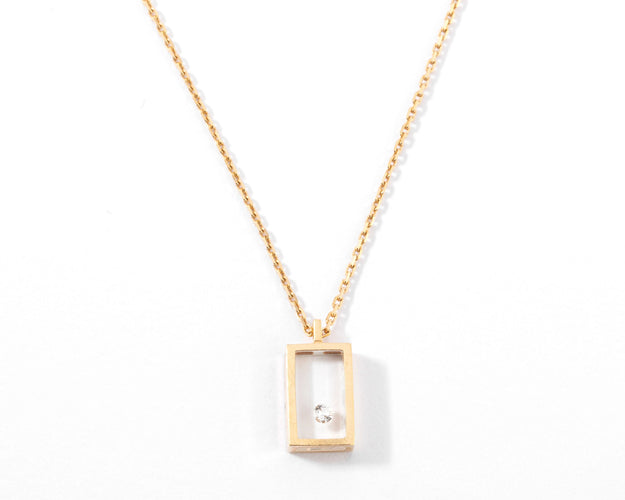 Collier Collier or jaune et diamant sur plexisglass du créateur Pascal Morabito modèle cube 58 Facettes 0