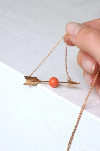 Collier Collier flèche ancien or et corail 58 Facettes