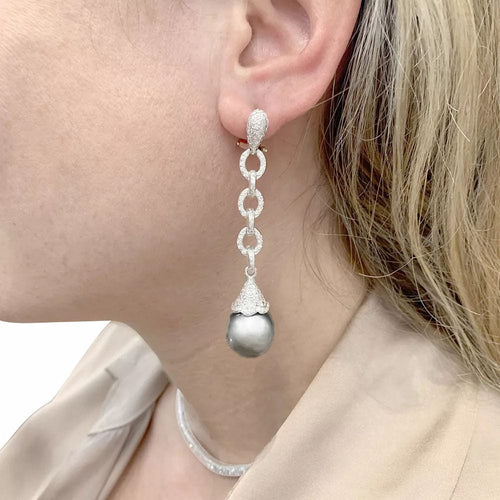Boucles d'oreilles Boucles d'oreilles pendantes en or blanc, diamants et perles. 58 Facettes 33494