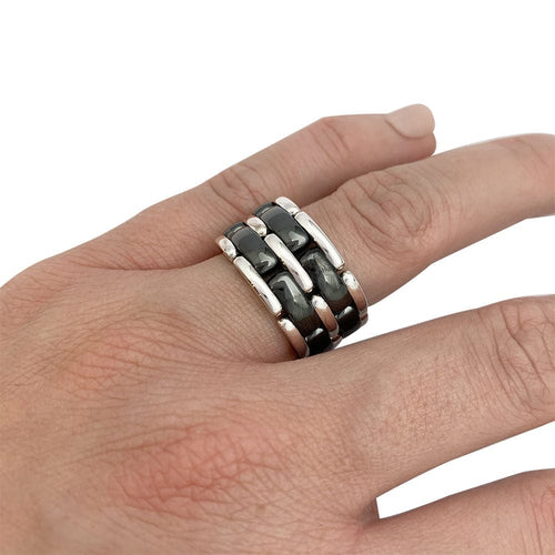 Bague 55 Bague Chanel "Ultra" grand modèle en or blanc et céramique noire. 58 Facettes 31521
