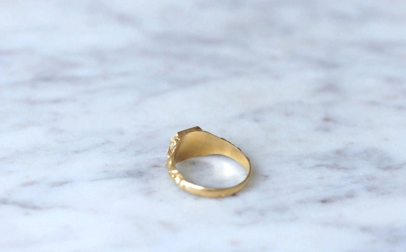 Bague Bague chevalière ancienne en or jaune 58 Facettes