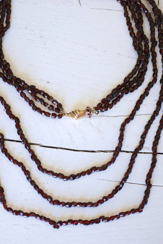Collier Sautoir fermoir main en or et perles de grenat 58 Facettes