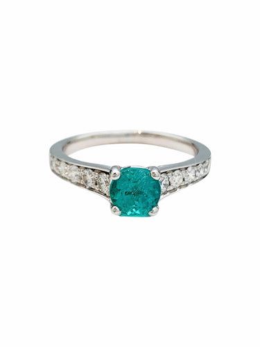 Bague 57 Bague émeraude en or blanc et diamants. 58 Facettes 30589