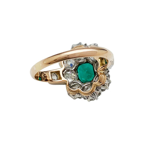 Bague 52 Bague marguerite émeraude entourage diamants. 58 Facettes 30754