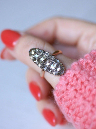 Bague marquise ancienne en or rose, argent, et diamants 58 Facettes