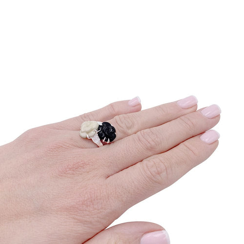 Bague 51 Bague Chanel, "Toi & Moi - Mini Camélia sculpté", or blanc, diamants. 58 Facettes 32413