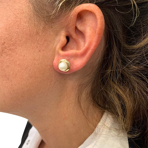 Boucles d'oreilles Puces Cartier, or jaune, perles. 58 Facettes 31872