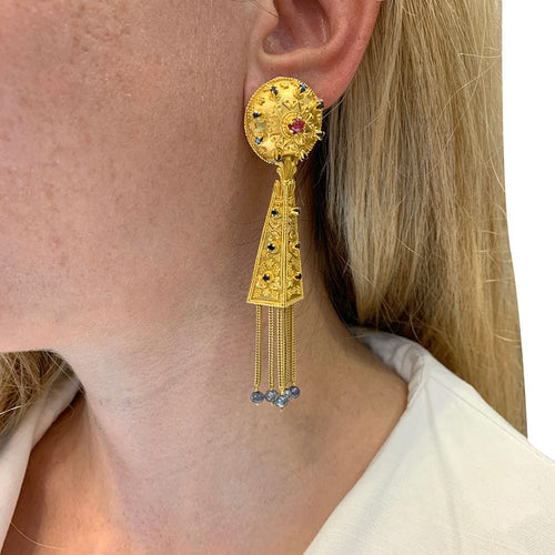 Boucles d'oreilles Boucles d'oreilles pendantes en or jaune, rubis et saphirs. 58 Facettes 31138