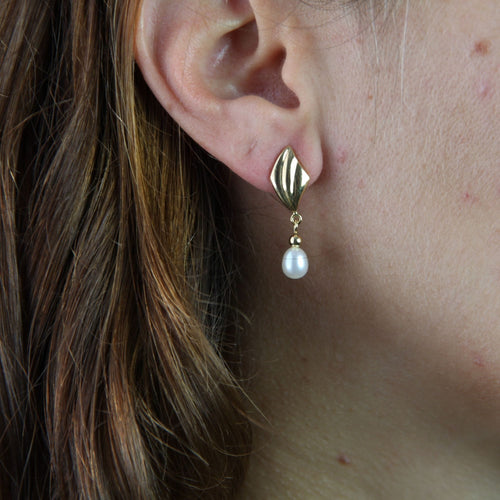 Boucles d'oreilles Boucles d'oreilles pendantes or jaune perle 58 Facettes 19-456A