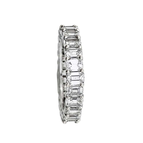 Bague 52 Alliance diamants taille émeraude en or blanc. 58 Facettes 31512