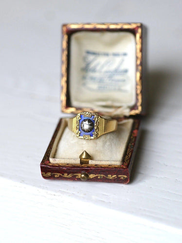 Bague Bague chevalière ancienne en or jaune et diamant sur émail bleu 58 Facettes
