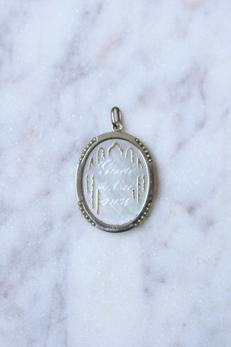 Pendentif Médaille ancienne Art Déco Vierge sur nacre, or blanc, et perles 58 Facettes