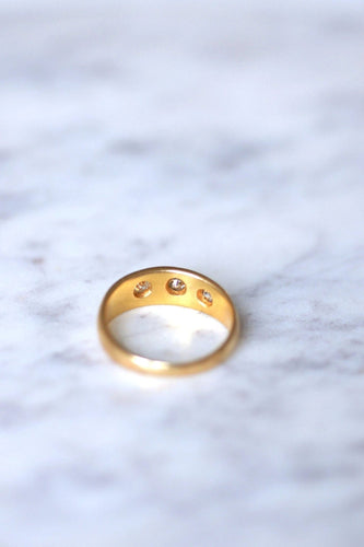 Bague jonc victorienne en or jaune 18Kt et trois diamants 58 Facettes