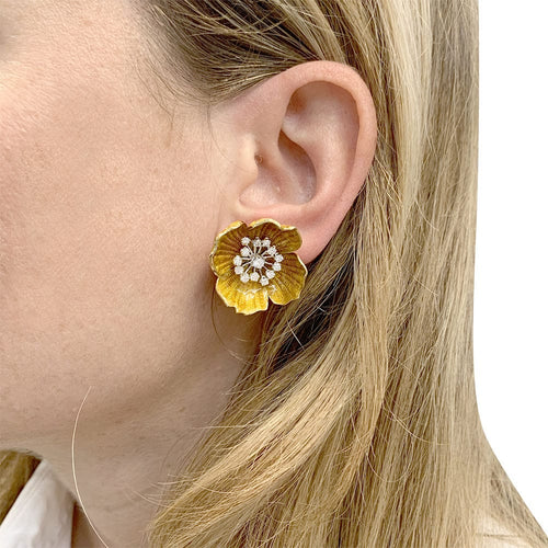 Boucles d'oreilles Boucheron - Boucles d'oreilles églantine, émail et diamants. 58 Facettes 32505