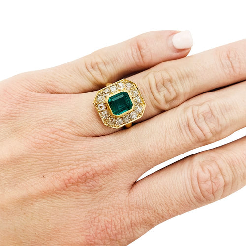 Bague 48 Bague en or jaune, émeraude et diamants. 58 Facettes 30985