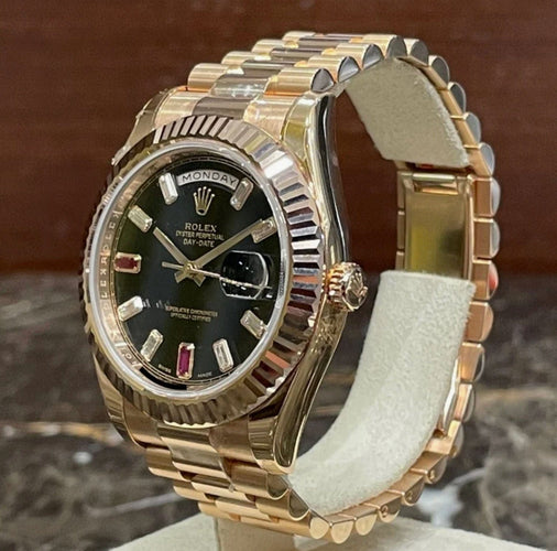Montre ROLEX - MONTRE DAY DATE II OR ROSE 41 mm RUBIS ET DIAMANTS 58 Facettes RÉF 10008/23