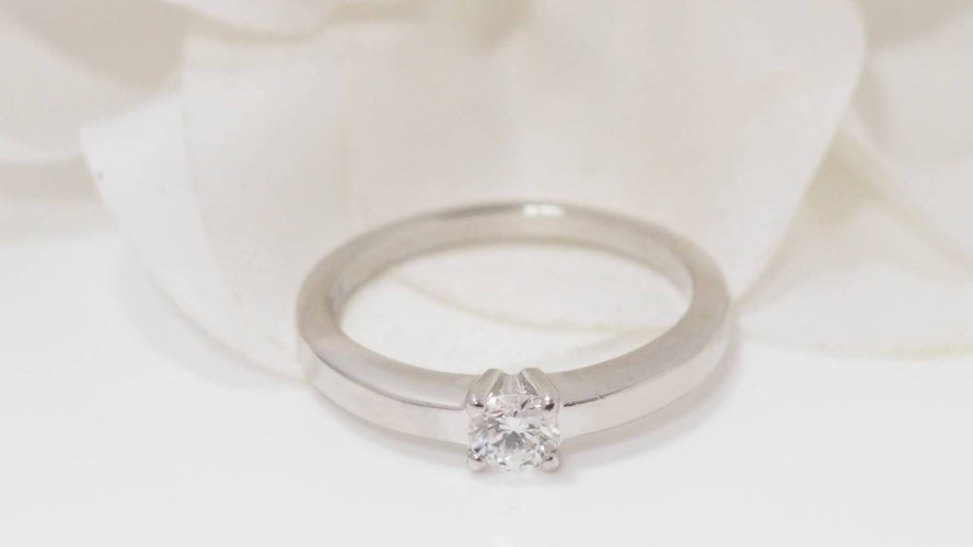Bague 53 CARTIER - Bague solitaire en platine et diamant 58 Facettes 31997