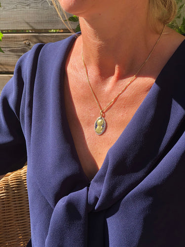 Pendentif Médaille de baptême en or émail et perles 58 Facettes 4