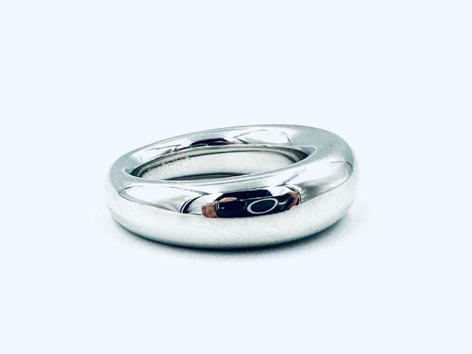 Bague 51 CHAUMET. Bague jonc or blanc 18K 58 Facettes