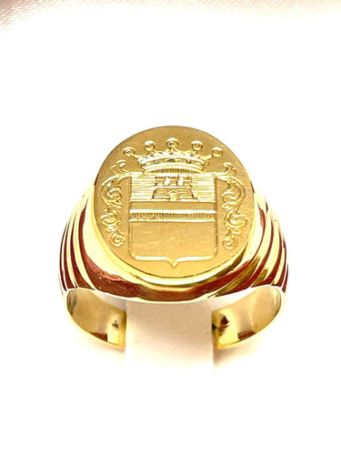 Bague Chevalière en or jaune gravure héraldique blason et couronne 58 Facettes