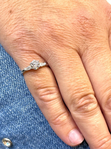 Bague Solitaire en or blanc diamant centre 0,60 ct 58 Facettes
