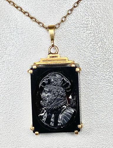 Pendentif Pendentif Or jaune Sardoine sculptée 58 Facettes AB284