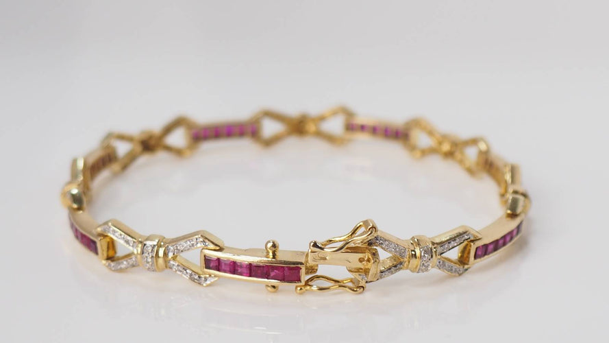 Bracelet Bracelet vintage en or jaune, rubis calibrés et diamants 58 Facettes 31672