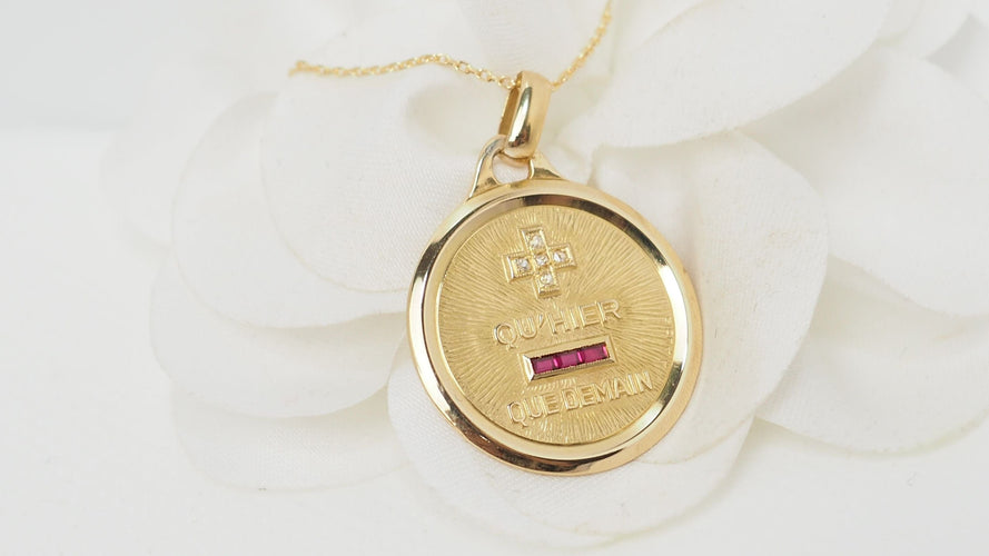 Pendentif AUGIS - Collier médaille d'amour Or jaune Diamants 58 Facettes 31912